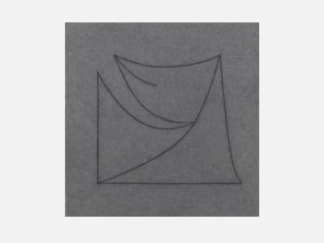 割れたガラスー山を模す III<br />65.3x65.3x2.2cm, 綿布にジェッソ, 木炭, 2011年<br />2011. gesso and charcoal on cotton canvas, 65.3x65.3x2.2cm