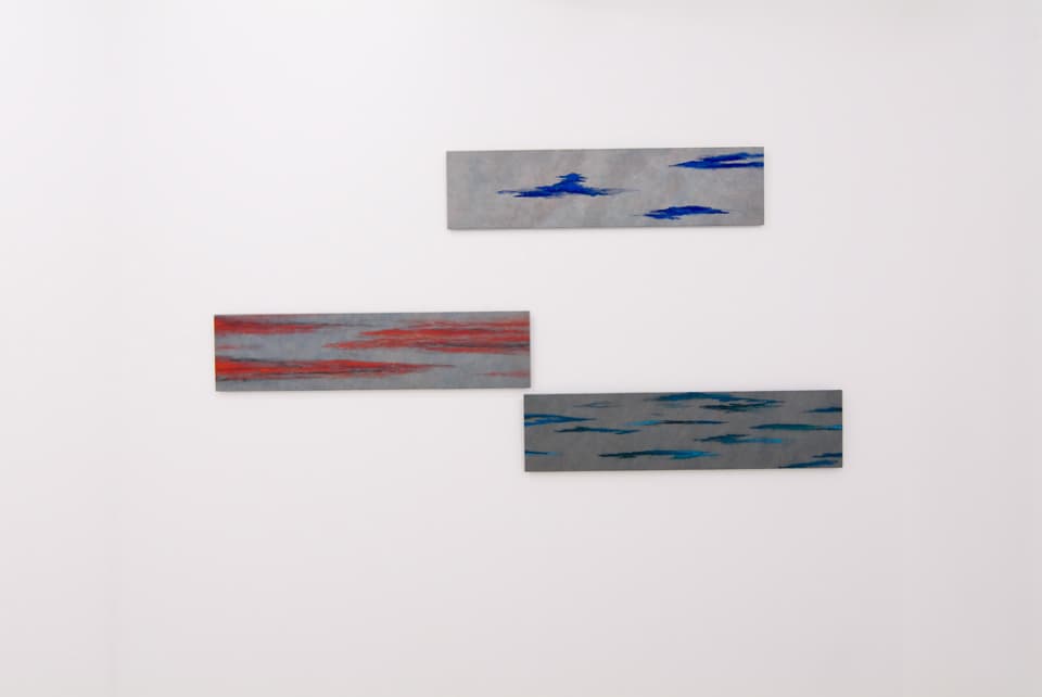 上　空の青　/　下　海の青